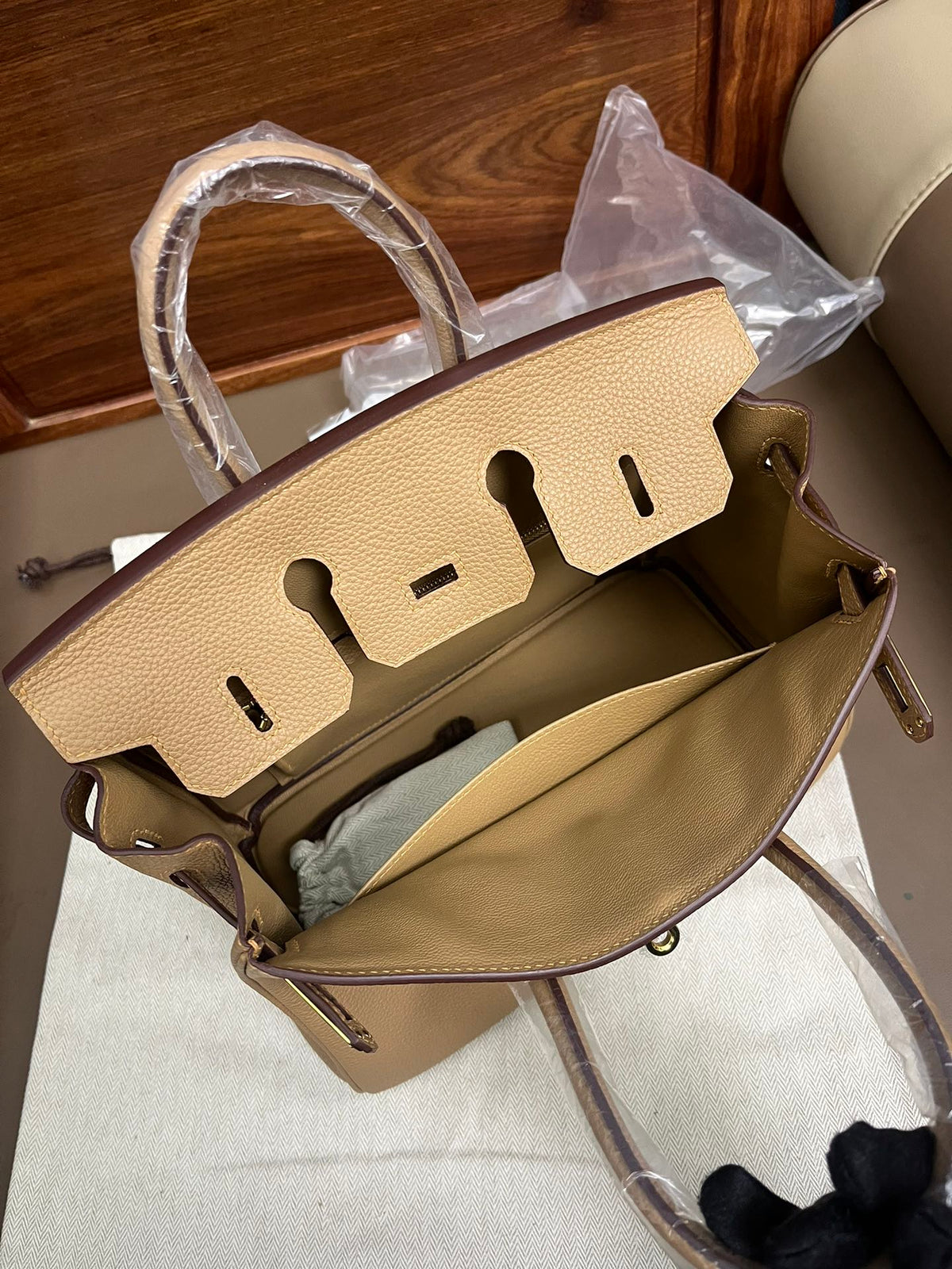 Classic Tan Leather Handbag with Gold Hardware - Elegant Top Handle Tote