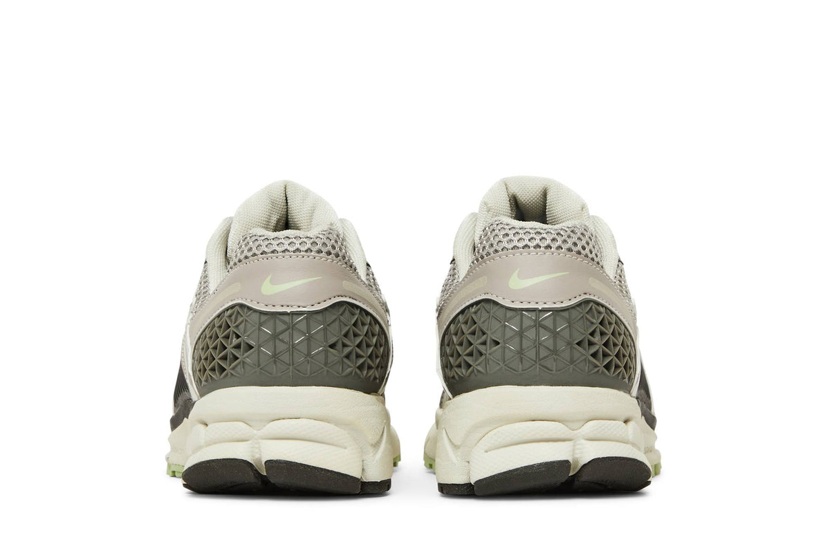 ( Women ) Nike Zoom Vomero 5 'Cobblestone And Flat Pewter' FB8825-001