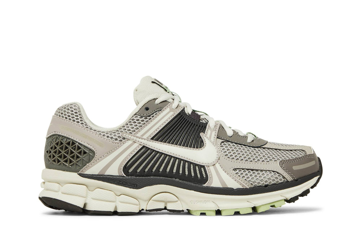 ( Women ) Nike Zoom Vomero 5 'Cobblestone And Flat Pewter' FB8825-001