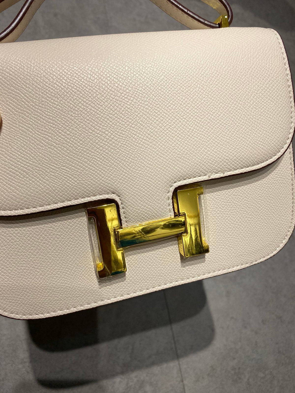 Elegant Cream Leather Crossbody Bag with Gold H Clasp
