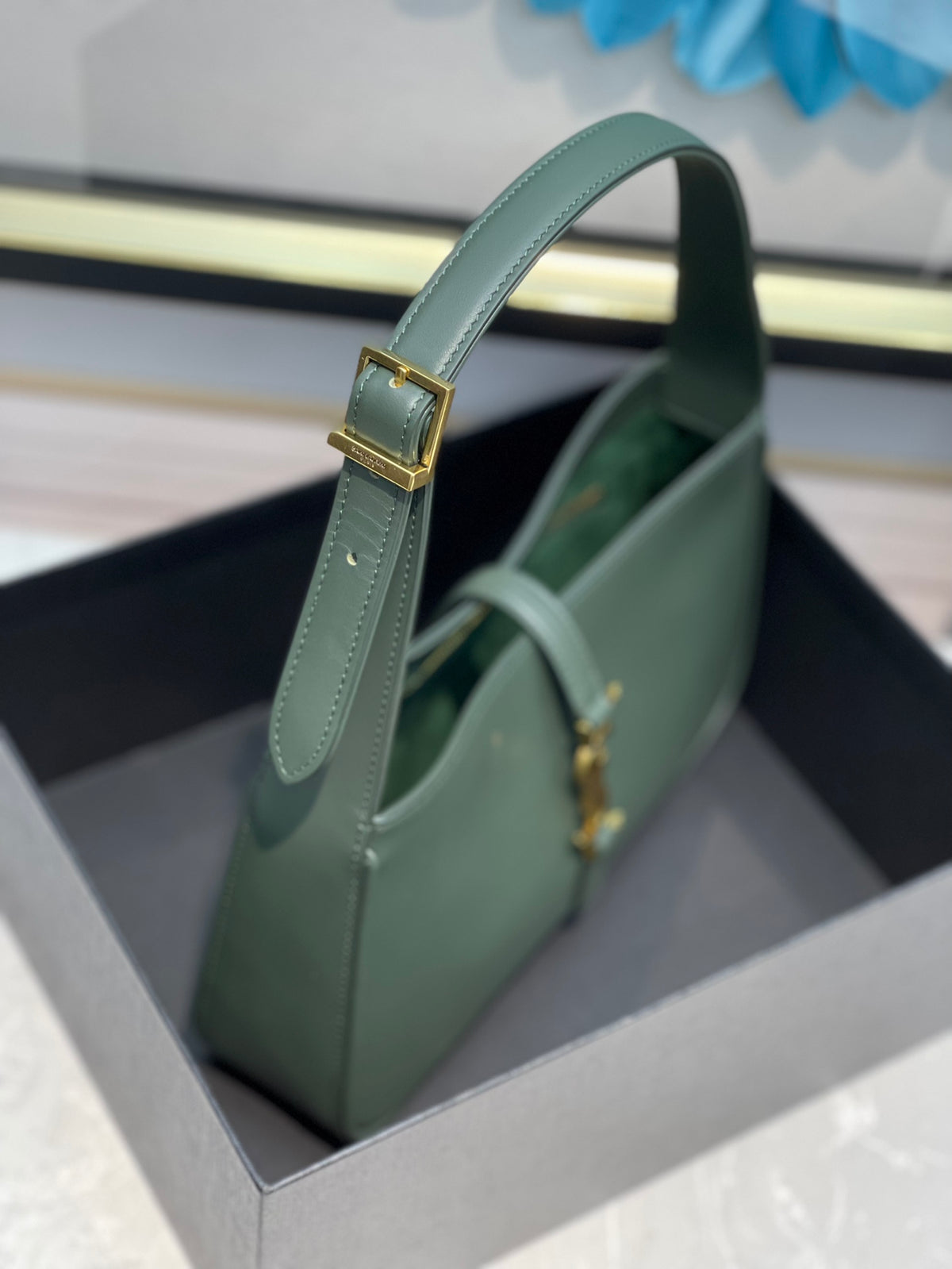Saint Laurent Le 5 à 7 Hobo Bag in Smooth Leather - Forest Green