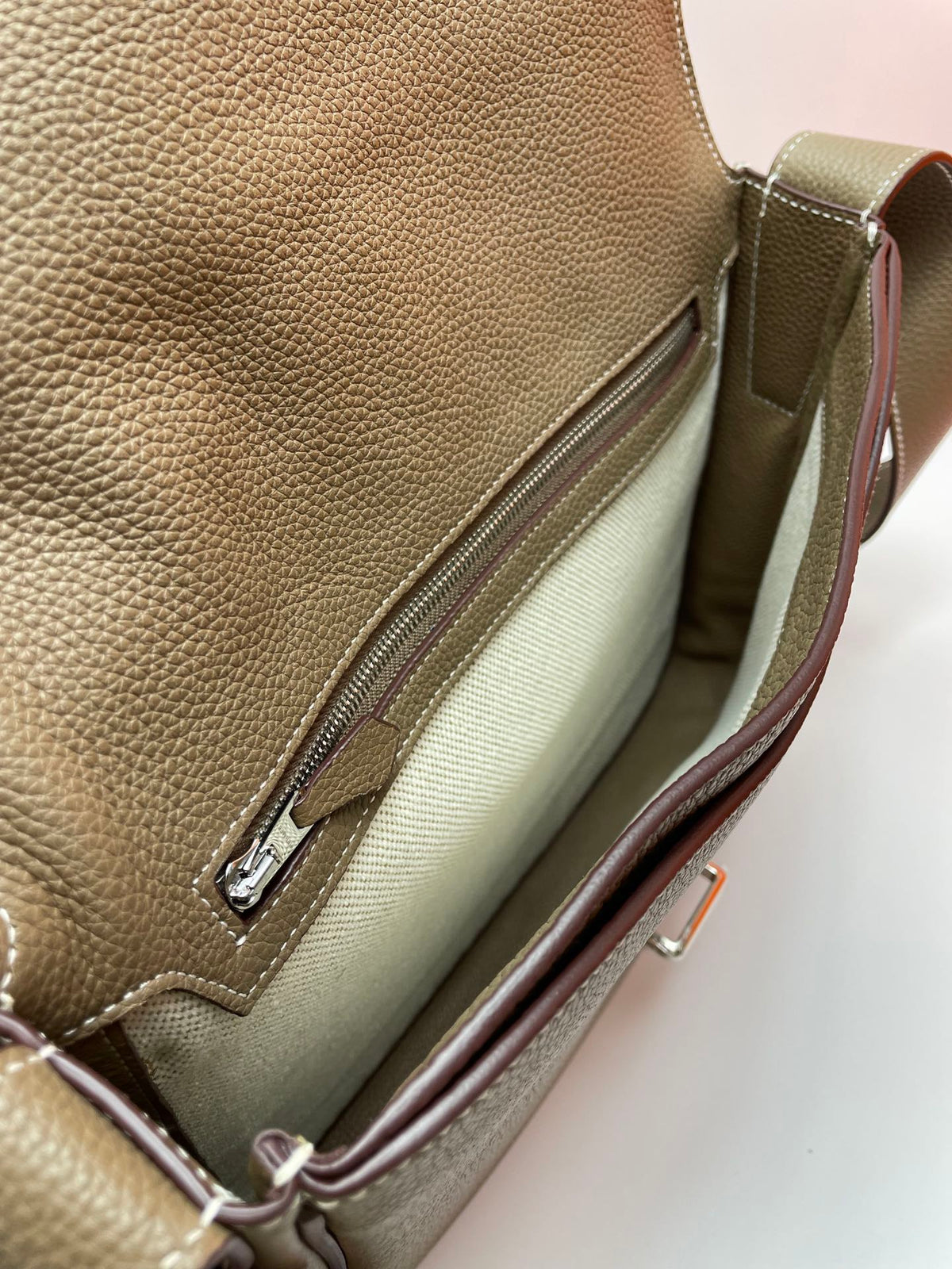 Minimalist Taupe Leather Shoulder Bag with Adjustable Crossbody Strap