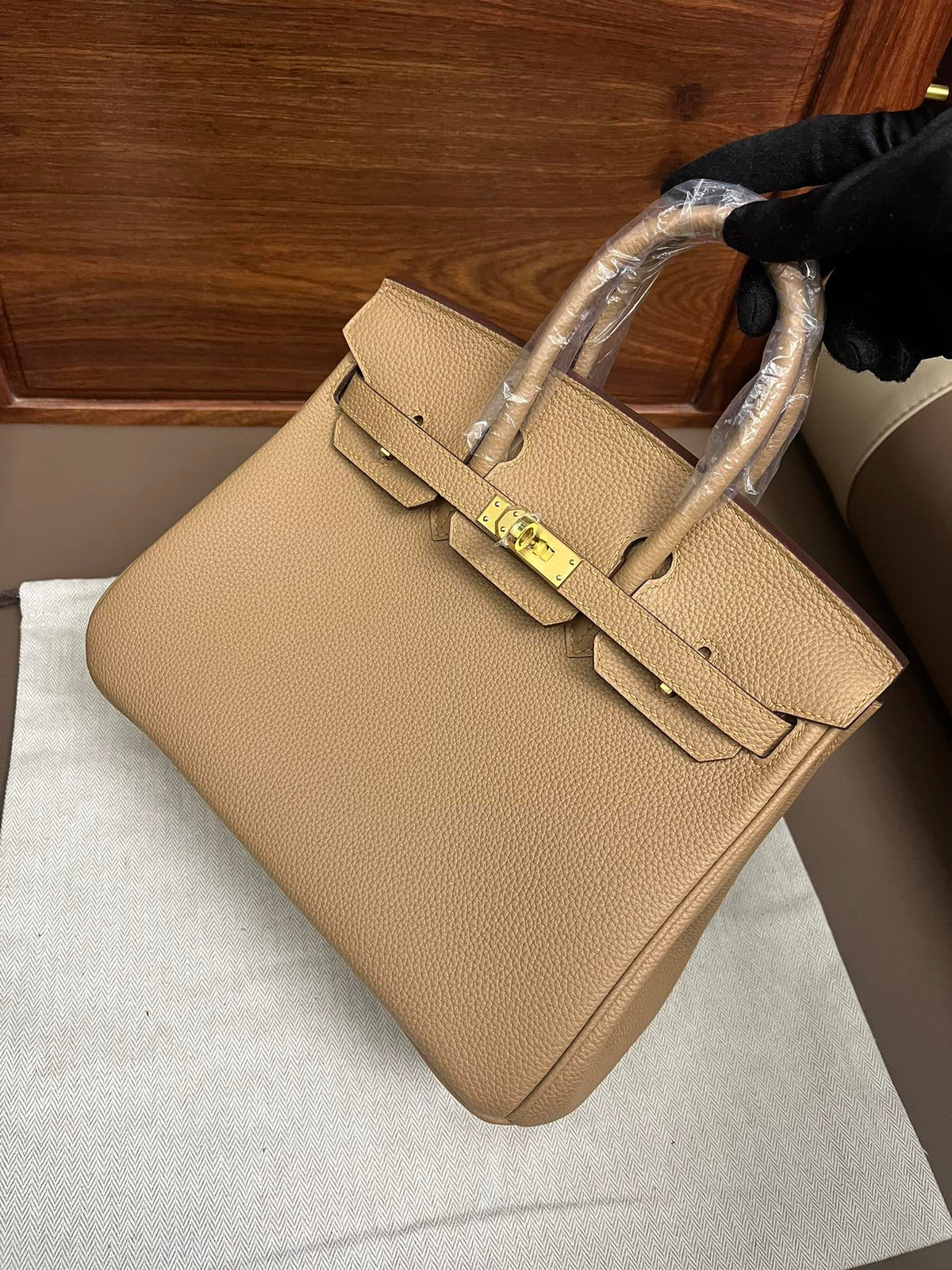 Classic Tan Leather Handbag with Gold Hardware - Elegant Top Handle Tote