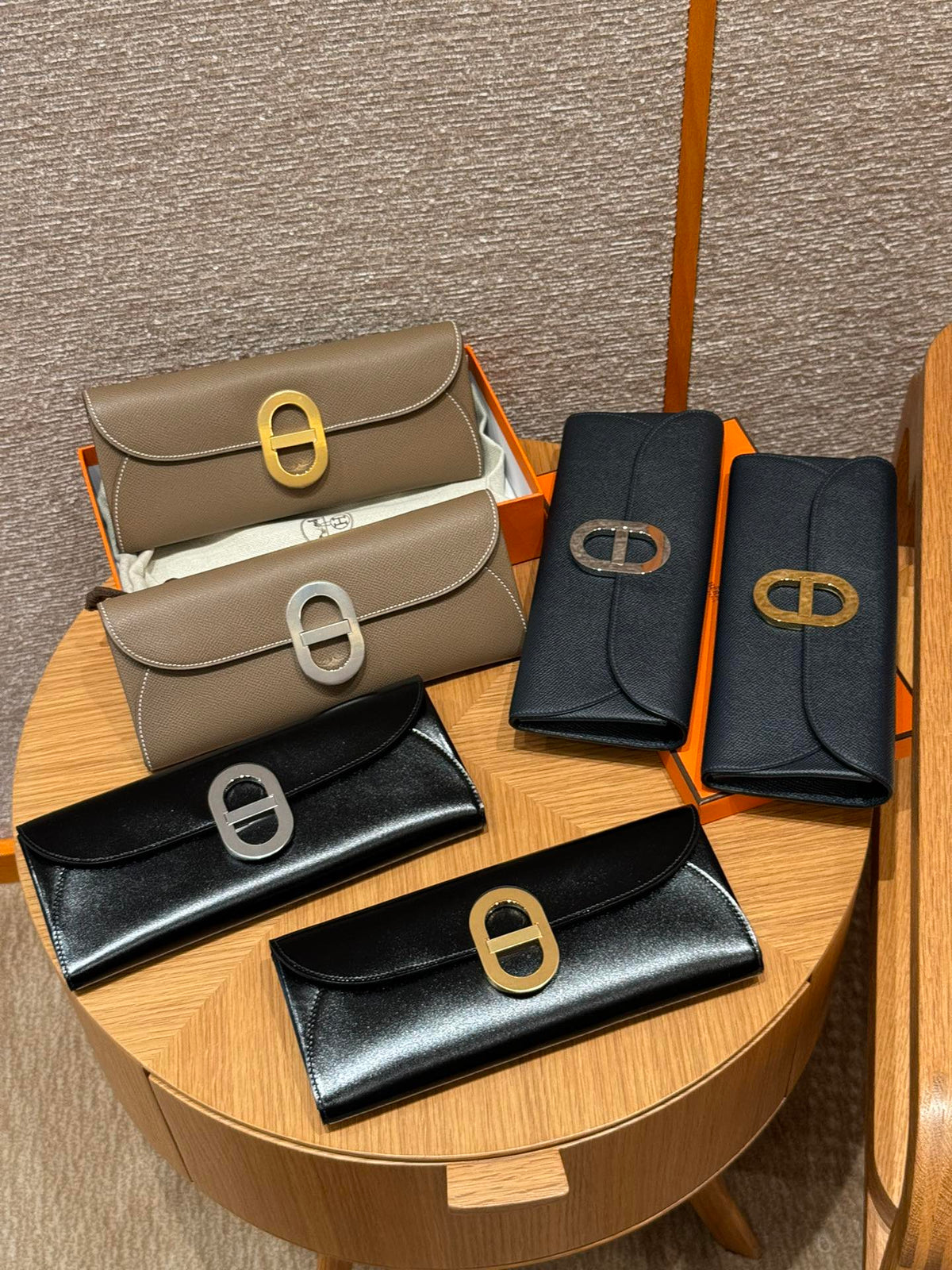 Luxury Leather Long Wallet with Elegant Oval Clasp - Multiple Colors